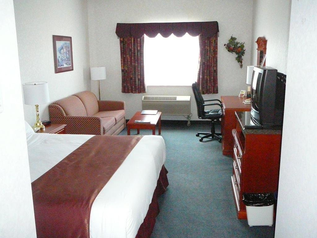 Coast Abbotsford Hotel & Suites Exterior photo